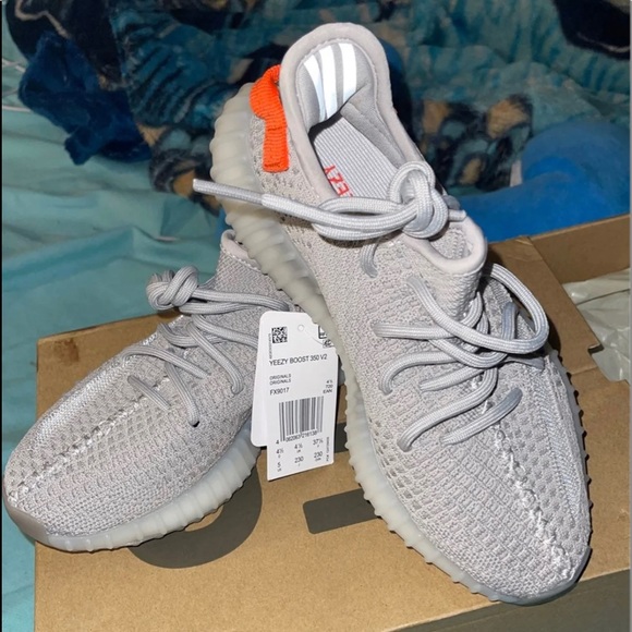 Yeezy 350 v2  Brand New 🚨🚨🚨 - Picture 2 of 2